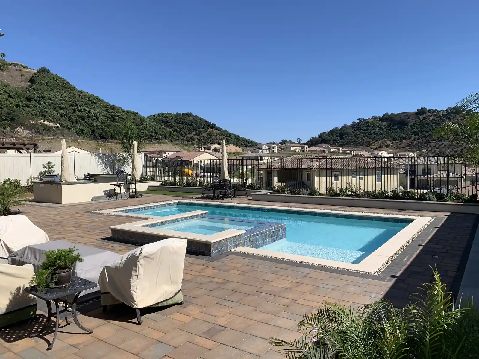 Pool, spa, and outdoor kitchen with hillside views by Panjia Outdoors