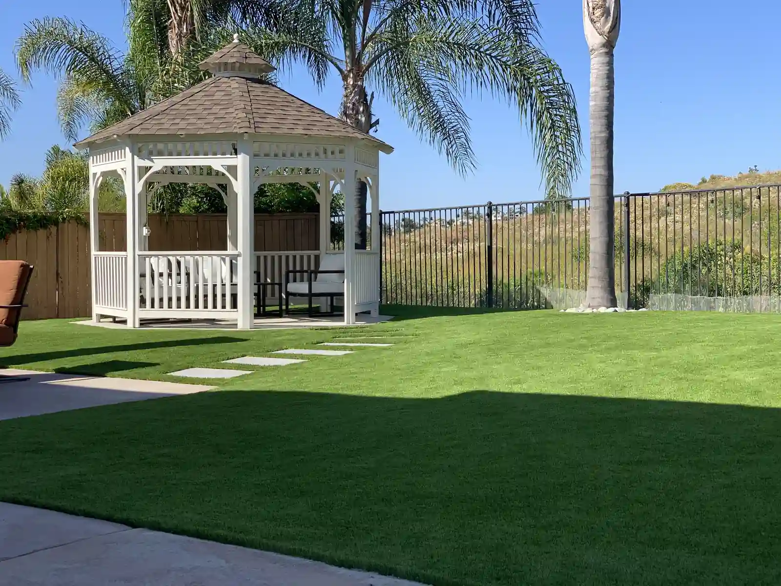Backyard artificial turf lawn with gazebo by Panjia Outdoors